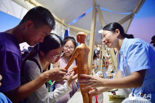 万通配资 江西南昌：中医夜市 寓教于乐